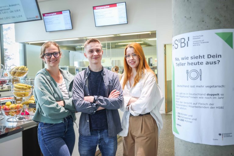Svenja Kulbrock, Luca Schellin und Michelle Metzinger (v.l.) studieren Wirtschaftspsychologie an der HSBI und untersuchten, wie sich das Konsumverhalten in der Cafeteria beeinflussen lässt. (Foto: S. Jonek/HSBI)