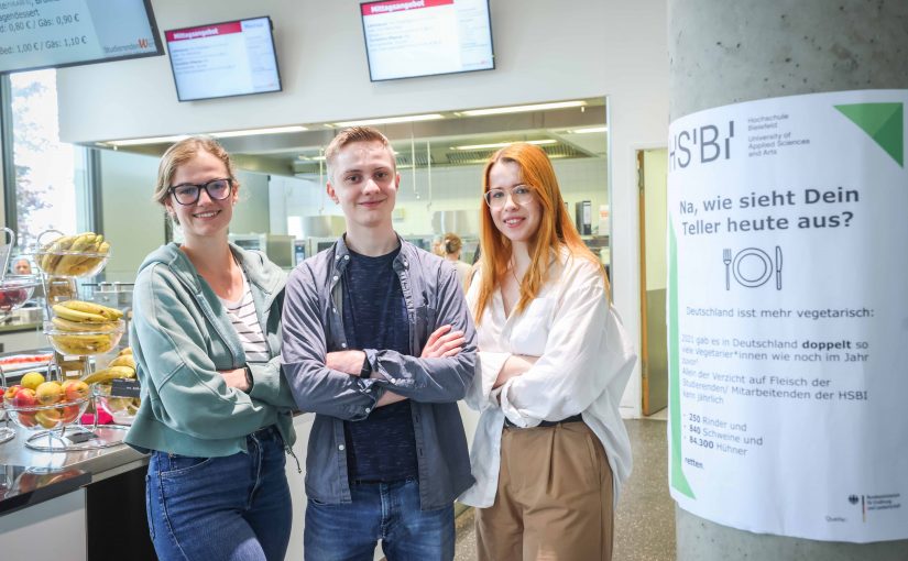 Svenja Kulbrock, Luca Schellin und Michelle Metzinger (v.l.) studieren Wirtschaftspsychologie an der HSBI und untersuchten, wie sich das Konsumverhalten in der Cafeteria beeinflussen lässt. (Foto: S. Jonek/HSBI)