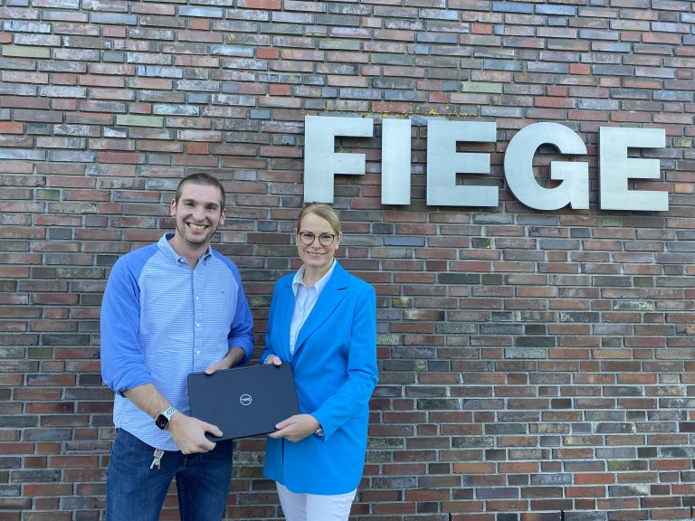 Martina Schlottbom, Vorstandsmitglied der Josef Fiege Stiftung, übergab 30 Laptops an Lennart Bülter von der Outlaw Kinder- und Jugendhilfe, die in den deutschlandweiten Wohngruppen der Organisation für noch mehr digitale Teilhabe sorgen werden. (Foto: Fiege)