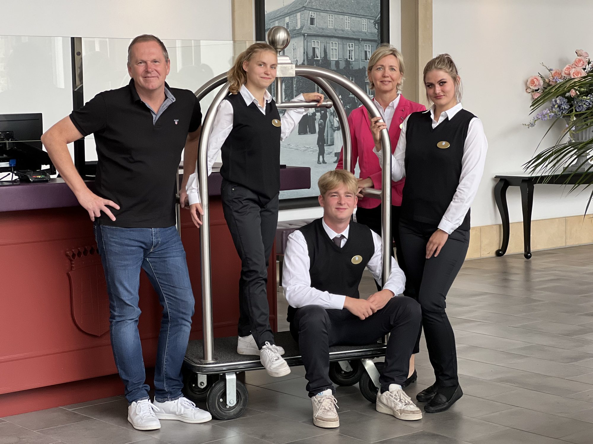 Mit drei neuen Auszubildenden startet der Gräfliche Park in diesem Jahr (v.l.n.r.): Geschäftsführer Volker Schwartz, Cecilia Patrice Neumann, Ilan Ostertag, Julia-Sophie Armbrecht und Andrea Schäfers (Betreuung Azubis) (Foto: Gräflicher Park)