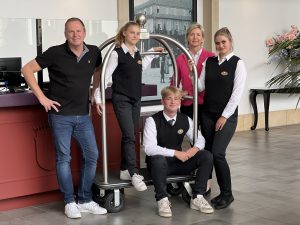 Mit drei neuen Auszubildenden startet der Gräfliche Park in diesem Jahr (v.l.n.r.): Geschäftsführer Volker Schwartz, Cecilia Patrice Neumann, Ilan Ostertag, Julia-Sophie Armbrecht und Andrea Schäfers (Betreuung Azubis) (Foto: Gräflicher Park)