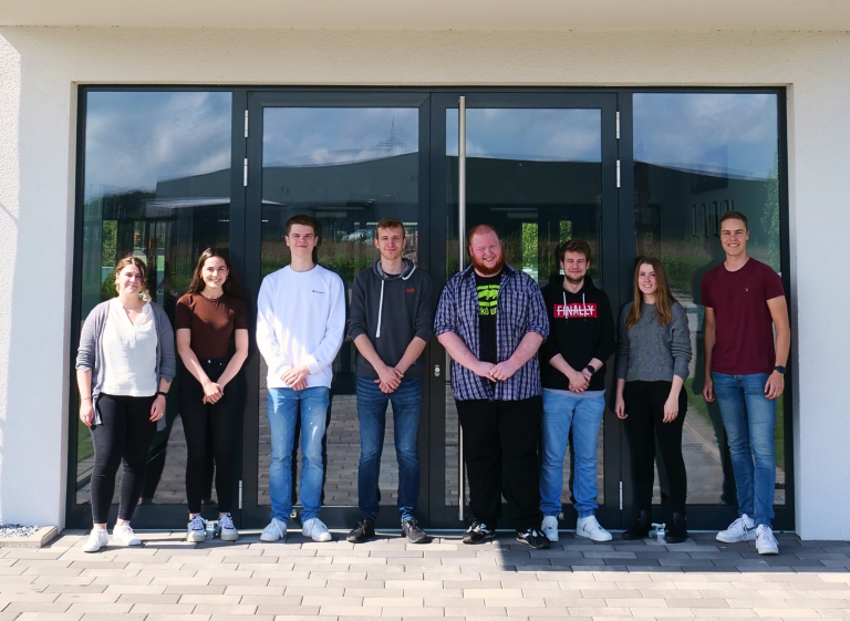 Am Azubi-Tag nahmen teil: Corinna Richter, Lana Newton, Niklas Utecht, Tim Luca Ahrens, Mike Siemonsmeier, Stuart Töws, Maureen Strobl und Florian Stöver (v. l. n. r.) (Bild: AUBI-plus GmbH)