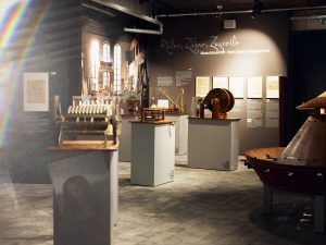 In der Ausstellung können die Besucherinnen und Besucher die ungewöhnliche Verknüpfung von Kunst, Historie und Technik unmittelbar erleben. (Foto: P. Pollmeier/HSBI)