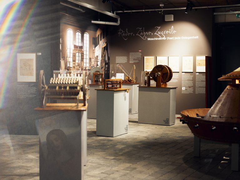 In der Ausstellung können die Besucherinnen und Besucher die ungewöhnliche Verknüpfung von Kunst, Historie und Technik unmittelbar erleben. (Foto: P. Pollmeier/HSBI)