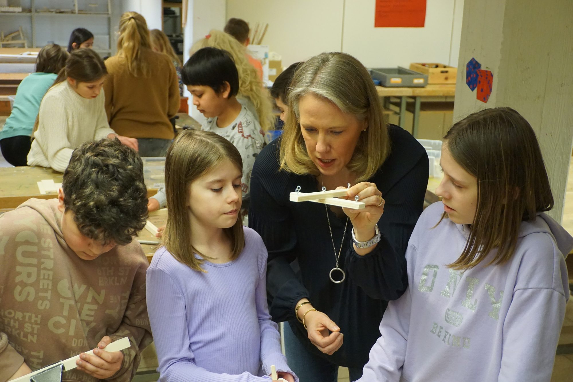 Maresa Harting-Hertz besucht den Technikunterricht einer Grundschule und lässt sich die KiTec-Werke erklären. (Foto: Harting)