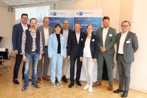 Engagiert, damit Unternehmen die Flächen, die für die Wirtschaft vorgesehen sind, auch wirklich nutzen können (v.l.): Helge Wassermann (Projektleiter Stadtentwicklungsgesellschaft Recklinghausen mbH), Jörg Baumeister (Geschäftsführer BAUMEISTER Unternehmen für Inneneinrichtungen GmbH & Co. KG, Dorsten), Hendrik Eßers (Fachbereichsleiter Wirtschaftsförderung, Stadtmarketing, Standortmanagement, Stadt Recklinghausen), Karin Korten (Fachbereichsleiterin Planen, Bauen, Umwelt der Stadt Ochtrup), Markus Funk (Geschäftsführer Wirtschaftsförderung in Dorsten GmbH, WINDOR), IHK-Hauptgeschäftsführer Dr. Fritz Jaeckel und IHK-Teamleiterin Dr. Jana Burchard, Nils Pfretzschner (NRW.Global Business, Düsseldorf), Jörg Kemna (Leiter Strukturpolitik & Fördermittel, Wachstumsmärkte – Prokurist Business Metropole Ruhr) (Foto: IHK Nord Westfalen)