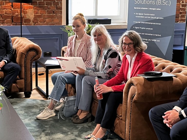 Ministerin Scharrenbach überzeugt sich von der Akzeptanz des Studiengangs "Digital Management Solutions". (Foto: TH OWL)