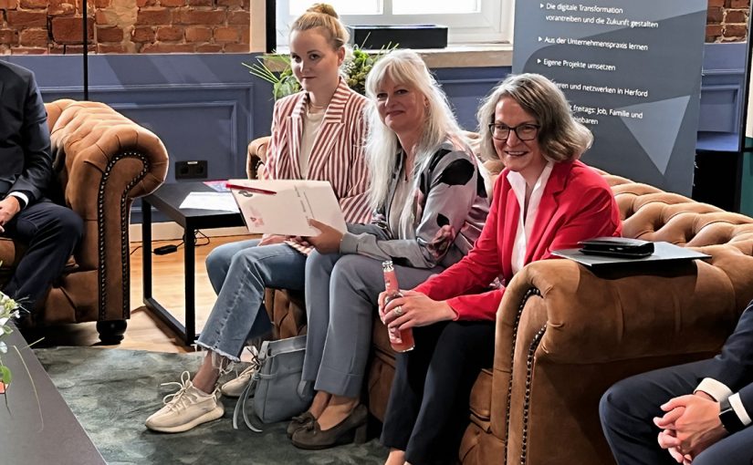 Ministerin Scharrenbach überzeugt sich von der Akzeptanz des Studiengangs "Digital Management Solutions". (Foto: TH OWL)