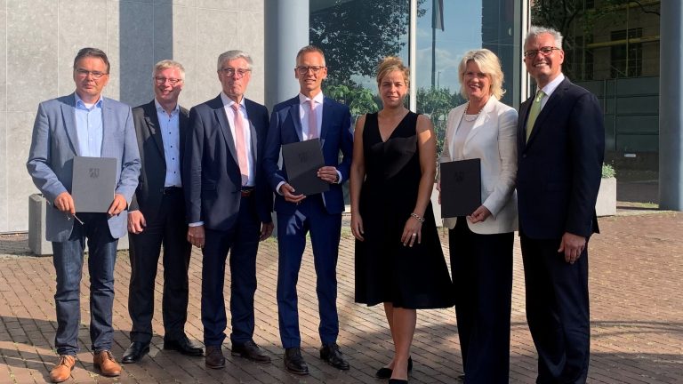 Bei der Vergabe in Düsseldorf: (v.l.) Prof. Dr. Jürgen Jasperneite, Leiter IOSB-INA, Dr. Christian Temath, Geschäftsführer des Projektes KI.NRW, Friedel Heuwinkel, Landrat a.D. und Leiter des FHM-Instituts für den Mittelstand (IfM), Aloys Buschkühl, Geschäftsführer Kreishandwerkerschaft Paderborn-Lippe, Wirtschafts- und Klimaschutzministerin Mona Neubaur, Prof. Dr. Anne Dreier, Rektorin der FHM, Prof. Dr. Volker Wittberg, Prorektor Forschung & Entwicklung der FHM. (Fotocredit: MWIKE NRW)