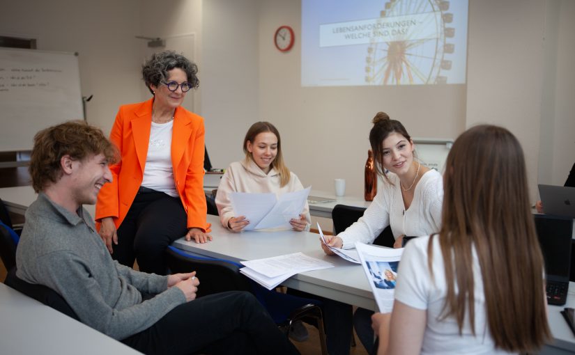 An der FHM läuft die Bewerbungszeit für einen Studienplatz noch bis Ende August. (Foto: Fachhochschule des Mittelstands)