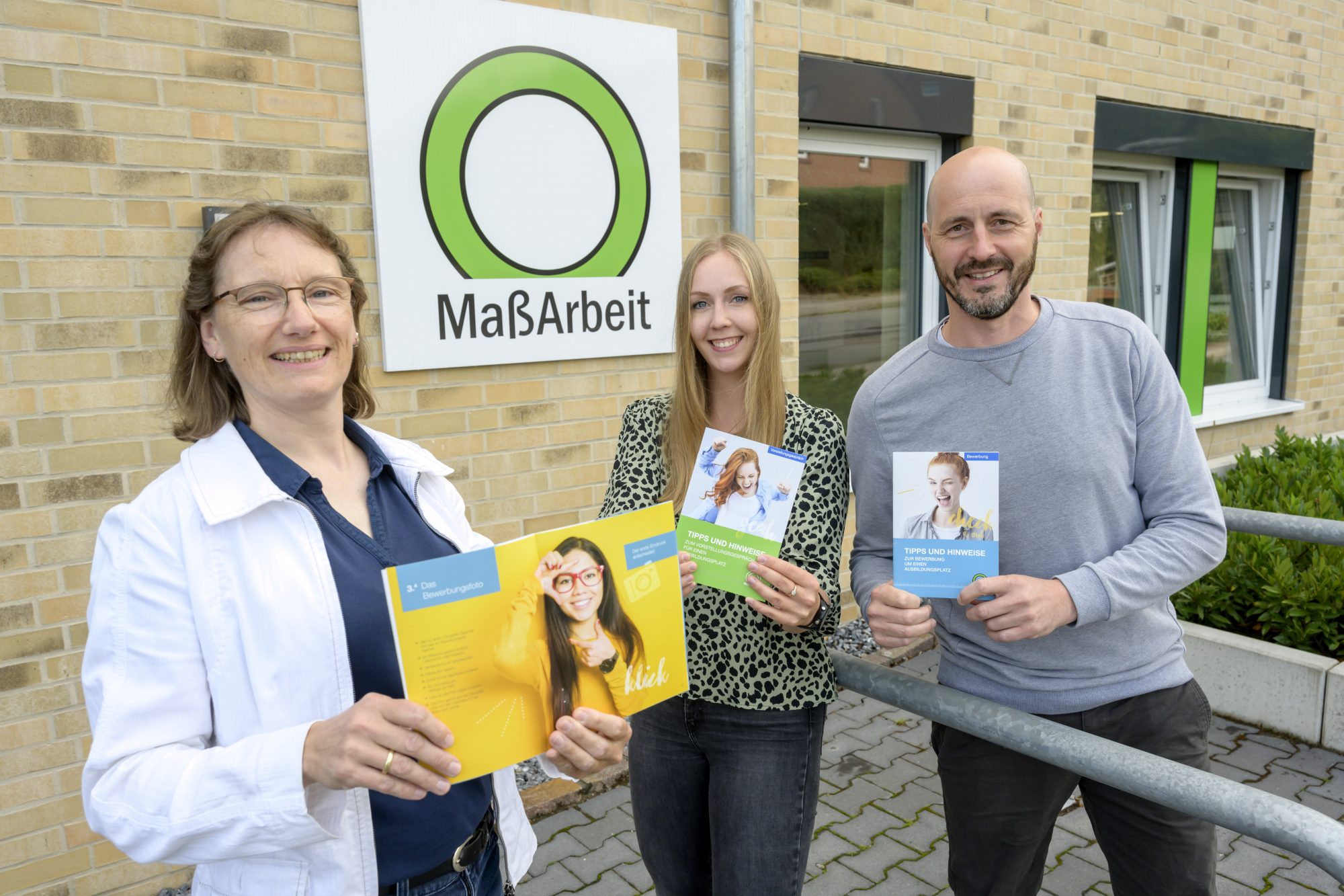 Die Teamleiterin der Ausbildungslotsen, Kristina Steinhake, und die Ausbil-dungslotsin Carolin Pieper (Südkreis) und der Ausbildungslotse für den Ostkreis, Martin Möller, unterstützen die Jugendlichen mit Rat und Tat. (Foto: Hermann Pentermann)