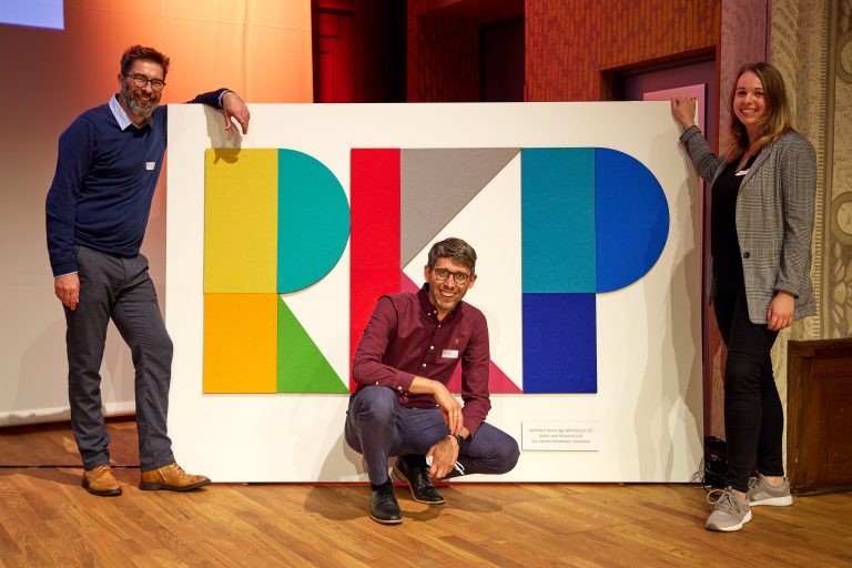 Das Team des Kulturbüros Münsterland (v. l.: Andre Sebastian, Lars Krolik und Laura Säumenicht) berät Kunst- und Kulturschaffende, die sich für das RKP bewerben möchten. RKP im Münsterland (Foto: Münsterland e.V./Philipp Fölting)