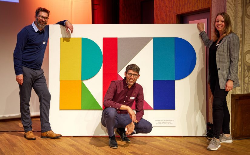 Das Team des Kulturbüros Münsterland (v. l.: Andre Sebastian, Lars Krolik und Laura Säumenicht) berät Kunst- und Kulturschaffende, die sich für das RKP bewerben möchten. RKP im Münsterland (Foto: Münsterland e.V./Philipp Fölting)