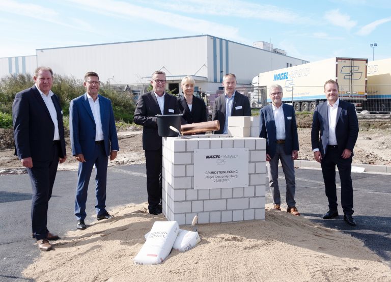 Legten den Grundstein für das Megaprojekt der Nagel-Group in Hamburg: (von links) Thorsten Schuff (Vorstand Bremer Bau), Carsten Taucke (CEO), André Pleines (Executive Director Real Estate), Marion Nagel (Verwaltungsratsvorsitzende), Tobias Jardon (Niederlassungsleiter Hamburg), Hubertus Schwanebeck (Geschäftsführer Bremer Bau), Tobias Nagel. (Foto: Nagel Group)