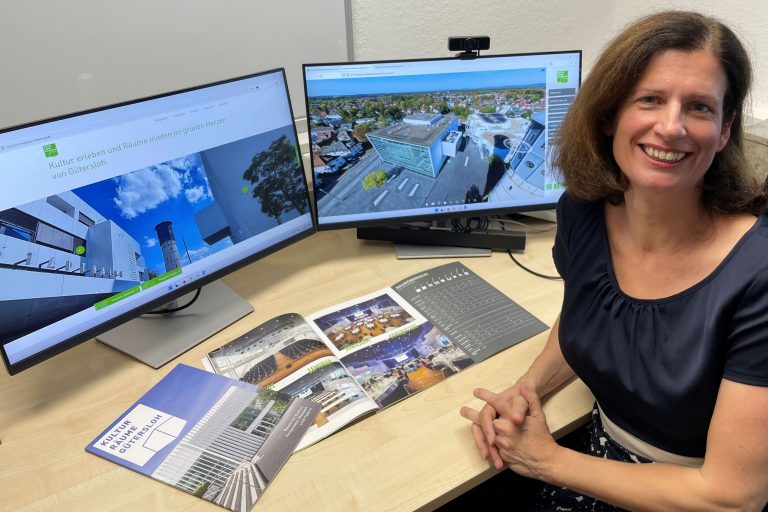 Alles auf einen Blick: Sabine Schoner, Marketing und Vertrieb, präsentiert die neue Webseite sowie Imagebroschüre von Kultur Räume Gütersloh (Foto: KRG)
