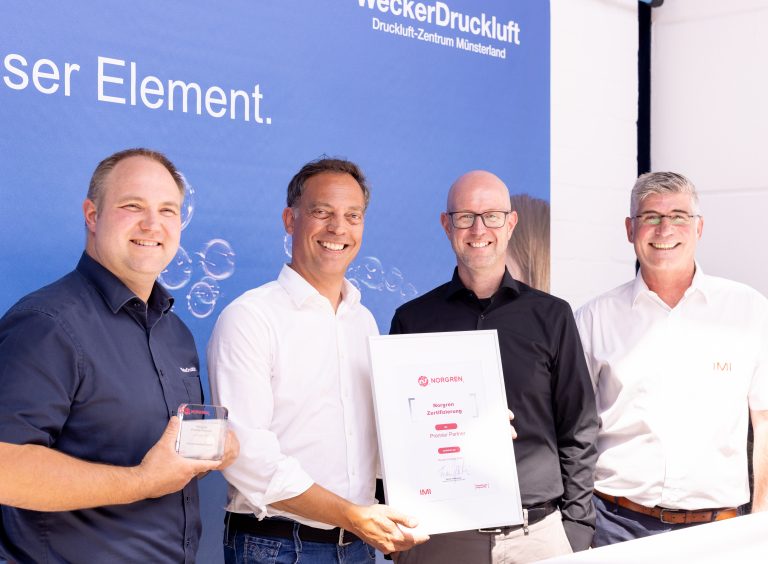 Wecker Druckluft GmbH nimmt den Premier Partner-Preis von Norgren entgegen (vlnr: Niklas Rebholz (Wecker), Finn Wecker (Wecker), Florian Toczylowski (Norgren) und Thomas Schröder (Norgren)) (Foto: Norgren)