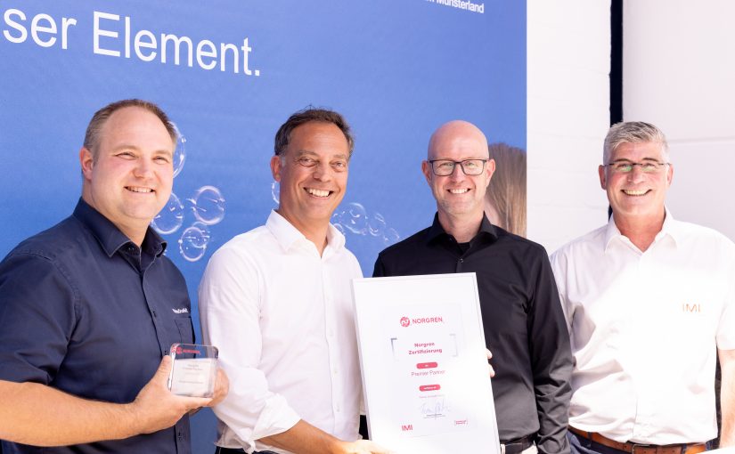 Wecker Druckluft GmbH nimmt den Premier Partner-Preis von Norgren entgegen (vlnr: Niklas Rebholz (Wecker), Finn Wecker (Wecker), Florian Toczylowski (Norgren) und Thomas Schröder (Norgren)) (Foto: Norgren)