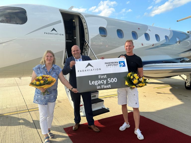 links und rechts: Christiane und Geoffrey Wittland (beide PAD Aviation Service GmbH), Mitte: Roland Hüser (Foto: Flughafen Paderborn/Lippstadt)
