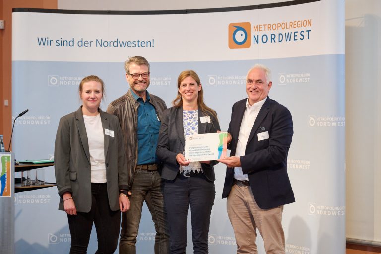 Imke Brockmann, WIGOS, oleg (v.li.) Prof. Dr. Matthias Reckzügel, Hochschule Osnabrück, und Susanne Menke, WIGOS, oleg, freuten sich über den Förderbescheid - überreicht von Peter Hoffmeyer, 1. Vorsitzender der Metropolregion Nordwest. (Foto: Metropolregion Nordwest)