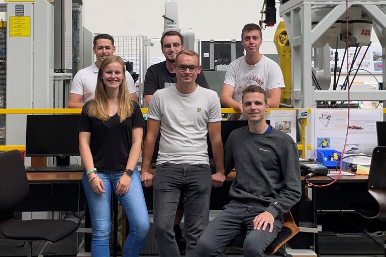 Studierende der Mechatronik und der Elektrotechnik-Studiengänge haben sich im Labor für Handhabungstechnik und Robotik mit der Programmierung eines Industrie-Roboters beschäftigt. Ihre Software sorgt nun dafür, dass die abzufahrende Bahn auf einer acht Meter langen Anlage automatisch kollisionsfrei berechnet wird. (Foto: Hochschule Osnabrück)