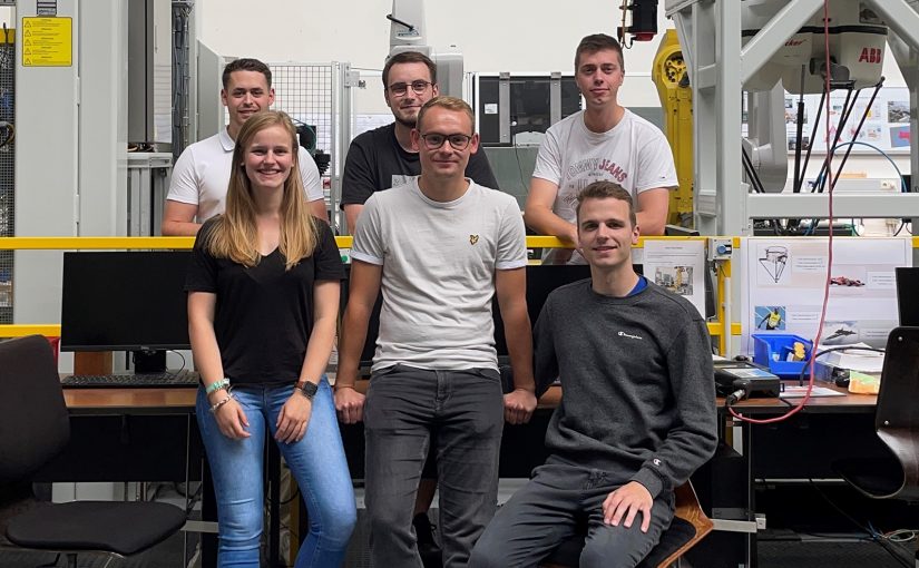 Studierende der Mechatronik und der Elektrotechnik-Studiengänge haben sich im Labor für Handhabungstechnik und Robotik mit der Programmierung eines Industrie-Roboters beschäftigt. Ihre Software sorgt nun dafür, dass die abzufahrende Bahn auf einer acht Meter langen Anlage automatisch kollisionsfrei berechnet wird. (Foto: Hochschule Osnabrück)