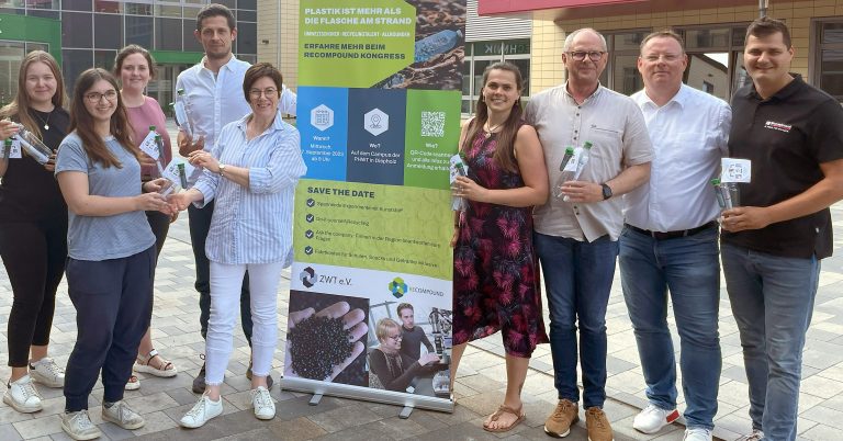 Auf die Veranstaltung freuen sich (von links) Luisa Schmeddes (Studentin BASF Polyurethanes), Leonie Frommberger, (Studentin INTERNORM Kunststofftechnik), Dr. Henrike Haverkamp (Wissenswerkstatt Metropolregion Nordwest), Frank Lammers (Pöppelmann), Dr. Heike Pabst (Wissenswerkstatt Metropolregion Nordwest), Ann-Christin Bajohr (Forschungsverbund ZWT e.V), Dieter Kampsen (Adolf-Kolping-Schule), Carsten Bye (Forschungsverbund ZWT e.V.) und Steffen Breitenstein (Burwinkel). (Foto: ZWT)