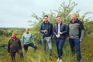 RAG-Forstmeister Norbert Börgel (v.l.), RAG-Abteilungsleiter Johannes Wulfern sowie die SWTE-Vertreter Richard Domin, Jan-Luca Oberländer und Benjamin Krause sind zufrieden mit den ersten Ergebnissen des Projektes zum Haldenmonitoring. (Foto: Stadtwerke Tecklenburger Land / Eva Niestegge)