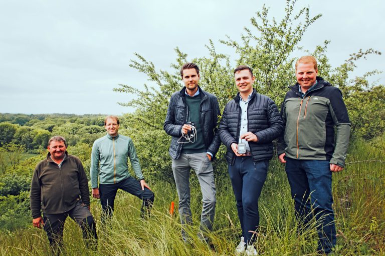 RAG-Forstmeister Norbert Börgel (v.l.), RAG-Abteilungsleiter Johannes Wulfern sowie die SWTE-Vertreter Richard Domin, Jan-Luca Oberländer und Benjamin Krause sind zufrieden mit den ersten Ergebnissen des Projektes zum Haldenmonitoring. (Foto: Stadtwerke Tecklenburger Land / Eva Niestegge)
