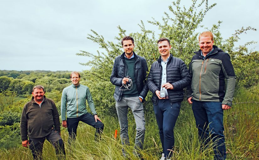 RAG-Forstmeister Norbert Börgel (v.l.), RAG-Abteilungsleiter Johannes Wulfern sowie die SWTE-Vertreter Richard Domin, Jan-Luca Oberländer und Benjamin Krause sind zufrieden mit den ersten Ergebnissen des Projektes zum Haldenmonitoring. (Foto: Stadtwerke Tecklenburger Land / Eva Niestegge)