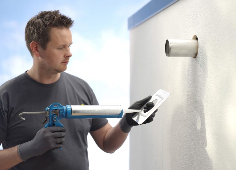 Einbauvideo SitaPipe Edelstahl Rohrsystem: Für eine repräsentative Optik wird die SitaAttika Fassaden-Abdeckplatte aufgeklebt (Foto: SITA)