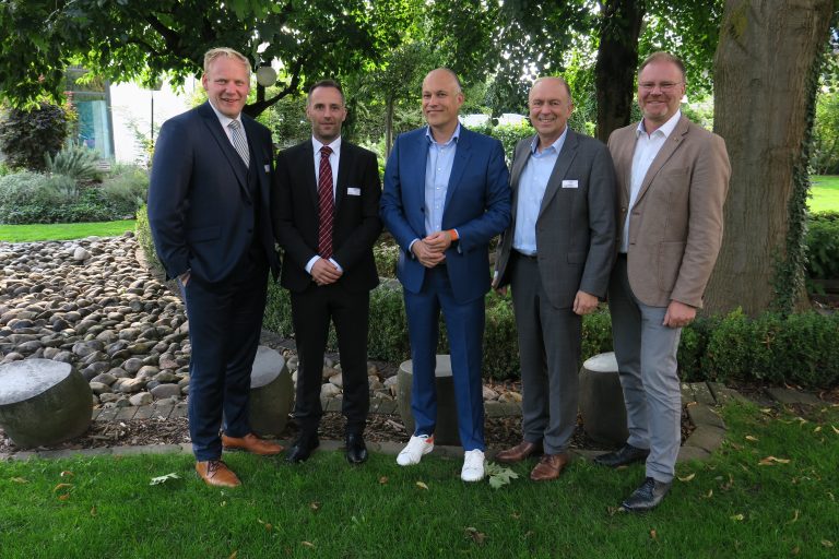 Freuen sich über ein gut besuchtes Sommergespräch (v.l.): Philipp Frahmke (Vorsitzender Wirtschaftsjunioren Paderborn + Höxter), Samuel Sommer (Leitung Ressort Unternehmertum), Referent Prof. Dr. Oliver Pott, Landrat Christoph Rüther und Thomas Sprehe (Vorsitzender Wirtschaftsclub). (Foto: Wirtschaftsjunioren Paderborn + Höxte)