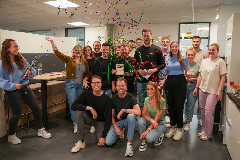 Das Team des Gründungszentrums der garage33 feiert gemeinsam mit den drei Gründern (Mitte) von „Steets“ ihr Investment: (v. l.) Phil Janßen, Philipp Battisti und Thorben Engel. (Foto: TecUP)