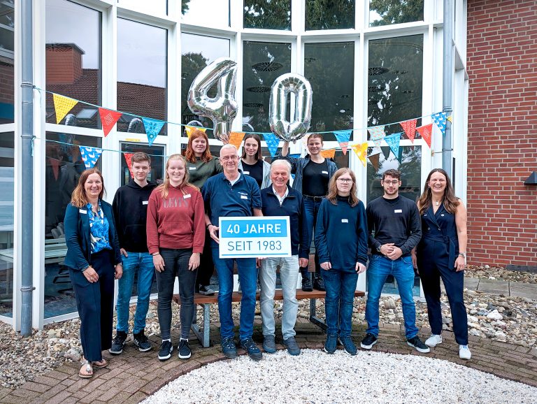 40 Jahre Unternehmenstradition in einem Bild: Die Unternehmerinnen Diana Weßling (li.) und Anna Weßling (re.) mit Unternehmensgründer Dr. Erwin Weßling (vorn, 4. v. re.) und der erste Auszubildende von 1983, Thomas Dalhoff (vorn, 5. v. re) begrüßen die sieben jungen Auszubildenden der WESSLING Gruppe zum Ausbildungsstart. (Foto: Wessling)