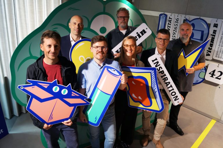 Probierten zusammen die Selfie-Station in der Ausstellung aus: (hinten v.l.) Thomas Mühlhausen (Vorstandsmitglied Volksbank Bielefeld-Gütersloh), Prof. Marc-Oliver Schierenberg (DA VINCI/ Hochschule Bielefeld - HSBI), (vorne v.l.) Patrick Pollmeier (Fachbereich Gestaltung/ HSBI), Giovanni Fusarelli, Gesa Fischer (beide Wissenswerkstadt Bielefeld), Prof. Dario Anselmetti (teutolab/ Universität Bielefeld) und Andreas Wollensak (DA VINCI/ HSBI). (Foto: Wissenswerkstatt Bielefeld)