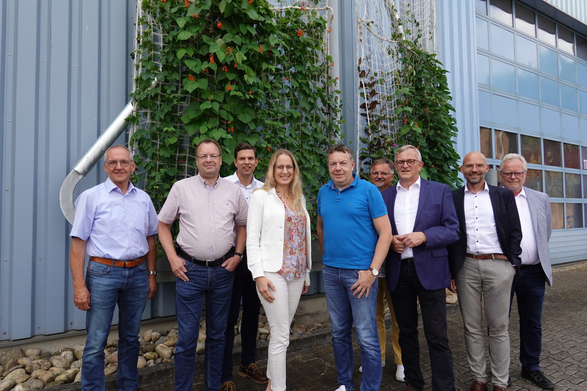 Beeindruckt von der von Wurst Stahlbau entwickelten Fassadenbegrünung waren: Reinhold Heidemann, Samtgemeinde Bersenbrück (v.li.), Michael Wurst, Geschäfts-führer Wurst Stahlbau, Vertriebsleiter Michael Rechtien, Landrätin Anna Kebschull, Thomas Wurst, Geschäftsführer Wurst Stahlbau, Gordan Car (Abwicklungsleiter Wurst Stahlbau), Johannes Koop, 1. Stellvertretender Bürgermeister Stadt Bersen-brück, und die WIGOS-Geschäftsführer Peter Vahrenkamp und Siegfried Averhage (Foto: Sandra Joachim-Meyer)