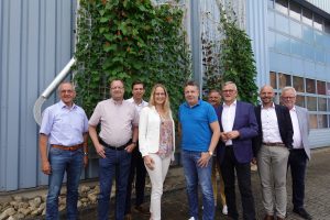 Beeindruckt von der von Wurst Stahlbau entwickelten Fassadenbegrünung waren: Reinhold Heidemann, Samtgemeinde Bersenbrück (v.li.), Michael Wurst, Geschäfts-führer Wurst Stahlbau, Vertriebsleiter Michael Rechtien, Landrätin Anna Kebschull, Thomas Wurst, Geschäftsführer Wurst Stahlbau, Gordan Car (Abwicklungsleiter Wurst Stahlbau), Johannes Koop, 1. Stellvertretender Bürgermeister Stadt Bersen-brück, und die WIGOS-Geschäftsführer Peter Vahrenkamp und Siegfried Averhage (Foto: Sandra Joachim-Meyer)