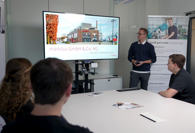 Mit seinem Traineeprogramm qualifiziert markilux Kandidaten und Kandidatinnen mit passender beruflicher Ausbildung zu Fachkräften und Experten in der Verwaltung. Der Markisenexperte bietet hierüber den schnellen und intensiven Einstieg ins Unternehmen und möchte dadurch qualifizierte Mitarbeitende finden und binden. (Foto: Markilux)