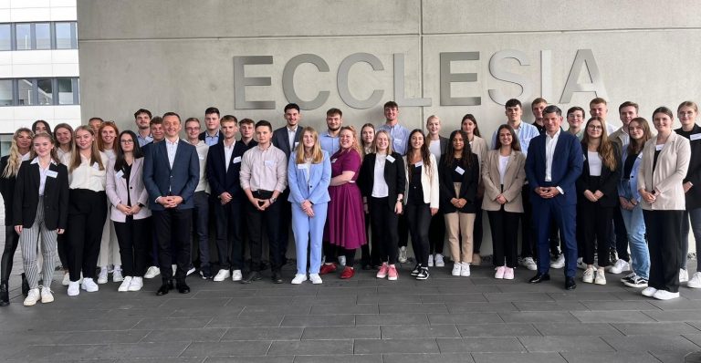 Der 41-köpfiger Ausbildungsjahrgang der Ecclesia Gruppe mit CFO Denny Tesch und CEO Jochen Körner vor der Unternehmenszentrale in Detmold (Foto: Ecclesia)