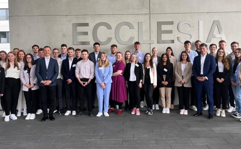 Der 41-köpfiger Ausbildungsjahrgang der Ecclesia Gruppe mit CFO Denny Tesch und CEO Jochen Körner vor der Unternehmenszentrale in Detmold (Foto: Ecclesia)