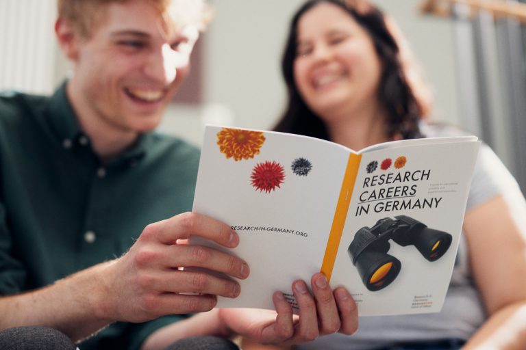 Wohnsitz finden und anmelden, Aufenthaltserlaubnis beantragen, Telefon, SIM-Karte und Internet organisieren, GEZ bezahlen, Haftpflicht- und Krankenversicherung: Bei alledem unterstützt Maximilian Köster die ausländischen Gäste. (Foto: P. Pollmeier/HSBI)