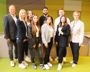 AOK Azubi-Begrüßung am 1. September: Im Kreis Lippe freuen sich die neuen Auszubildenden auf ihren Start bei der AOK NordWest: (Hintere Reihe von links) Teamleiter Aus-und Fortbildung Stefan Mühlenbeck, Fabienne Pompa (Detmold), Alan Naamo (Lemgo) und Michael Klause (Porta Westfalica). (Vordere Reihe von links) Imke Weber (Lage), Laura-Marie Röckers (Herford), Vivian Delia Muschiol (Paderborn) Alice Perewersew (Herford) und Ausbildungsleiterin Frauke Indenbirken. (Foto: AOK/hfr.)