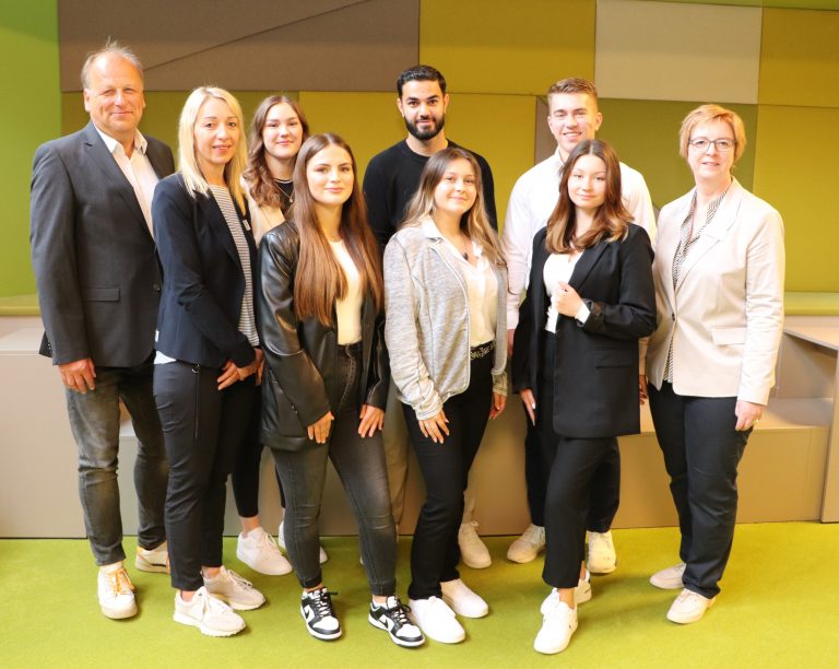 AOK Azubi-Begrüßung am 1. September: Im Kreis Lippe freuen sich die neuen Auszubildenden auf ihren Start bei der AOK NordWest: (Hintere Reihe von links) Teamleiter Aus-und Fortbildung Stefan Mühlenbeck, Fabienne Pompa (Detmold), Alan Naamo (Lemgo) und Michael Klause (Porta Westfalica). (Vordere Reihe von links) Imke Weber (Lage), Laura-Marie Röckers (Herford), Vivian Delia Muschiol (Paderborn) Alice Perewersew (Herford) und Ausbildungsleiterin Frauke Indenbirken. (Foto: AOK/hfr.)