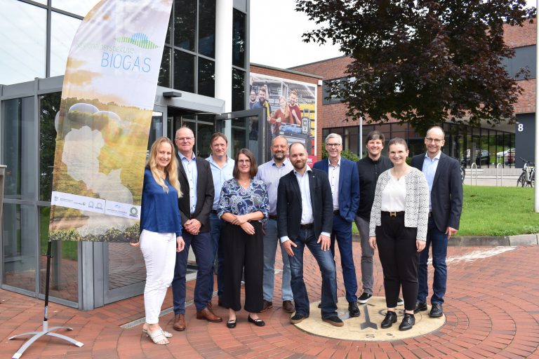 (v.l.) Landrätin Anna Kebschull, Jürgen Tenbrink, Dirk Westrup, Prof. Sandra Rosenberger, Prof. Tim Wawer, Ingo Große-Kracht, Michael Fedler, Mathias Heiker, Anica Mertins und Hans-Christian Schaefer bei der Abschlussveranstaltung des Projektes „Regionalperspektive Biogas“ (Foto: Gertrud Heitgerken).