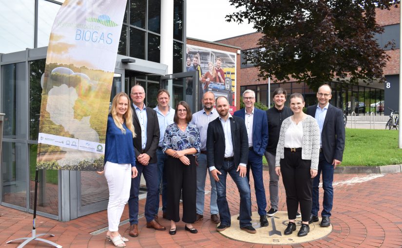 (v.l.) Landrätin Anna Kebschull, Jürgen Tenbrink, Dirk Westrup, Prof. Sandra Rosenberger, Prof. Tim Wawer, Ingo Große-Kracht, Michael Fedler, Mathias Heiker, Anica Mertins und Hans-Christian Schaefer bei der Abschlussveranstaltung des Projektes „Regionalperspektive Biogas“ (Foto: Gertrud Heitgerken).