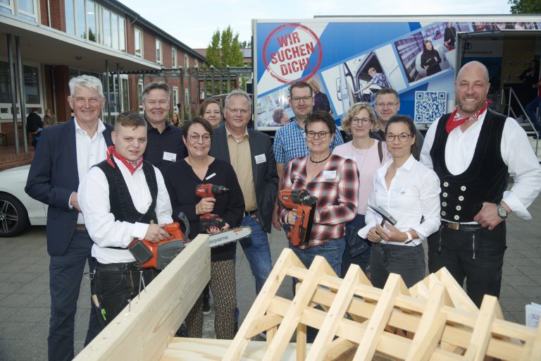 Über den Erfolg des B.O.P. freuen sich (v.li.): Heiner Pahlmann (Bürger-meister Bramsche), Klaus Sandhaus (Wirtschaftsförderung Bramsche), Susanne Steininger (MaßArbeit), Marita Kleene-Schleper (Wilhelm-Busch-Schule Bramsche); Thomas Bening (Schulleitung IGS Bramsche), Robert Ritter (IGS Bramsche), Dorte Hierse (Schulleitung Hauptschule Bramsche), Ines Asselmeyer (Wirtschaftsförderung Bramsche), Tim Schöpper (Real-schule Bramsche), Katja Bielefeld (Servicestelle Schule-Wirtschaft), (Foto: Uwe Lewandowski)