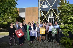 Zum Projektauftakt im HBZ Münster begrüßten Geschäftsführerin Katharina Semmler und Projektleiterin Sabine Heine (3. und 6. v. l.) alle Beteiligten am „Energie Booster“. (Foto: Andreas Buck)