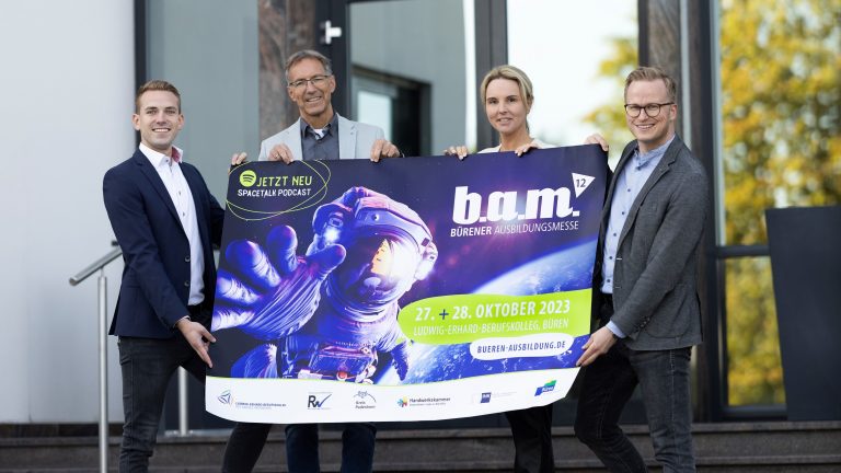 Von links: Marius Goldstein (Personalmanager MeisterWerke Schulte GmbH), Markus Fleitmann (Dependanceleiter LEBK), Anke Hammerström und Michael Kubat (Wirtschaftsförderung der Stadt Büren). (Foto: Stadt Büren)