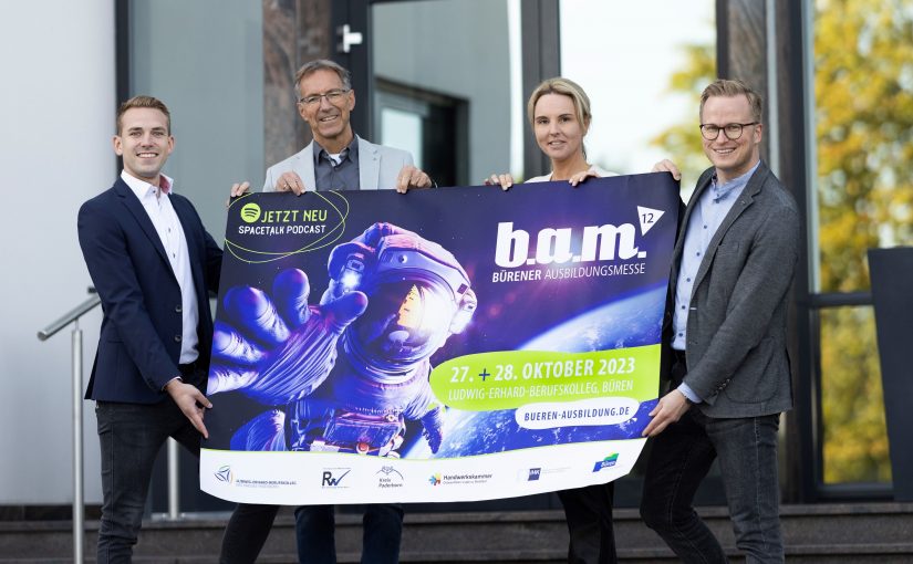 Von links: Marius Goldstein (Personalmanager MeisterWerke Schulte GmbH), Markus Fleitmann (Dependanceleiter LEBK), Anke Hammerström und Michael Kubat (Wirtschaftsförderung der Stadt Büren). (Foto: Stadt Büren)