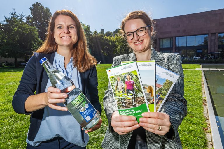 v.l.n.r.: Saskia Huneke (Carolinen) und Annika Lammers (Teutoburger Wald Tourismus) freuen sich über die neue Aktion zu Wanderrouten im Teutoburger Wald. (Foto: Carolinen; Fotografin: Sarah Jonek)