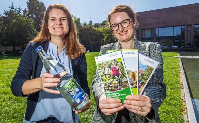 v.l.n.r.: Saskia Huneke (Carolinen) und Annika Lammers (Teutoburger Wald Tourismus) freuen sich über die neue Aktion zu Wanderrouten im Teutoburger Wald. (Foto: Carolinen; Fotografin: Sarah Jonek)